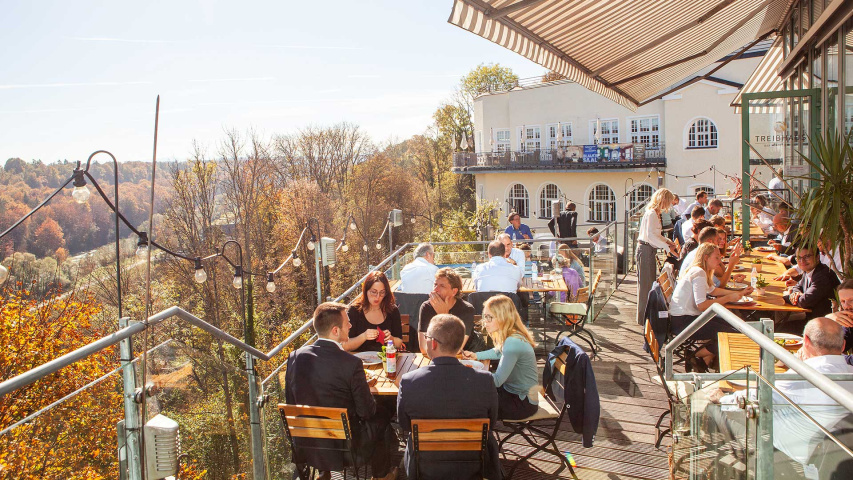 Personen beim Essen auf der Terrasse