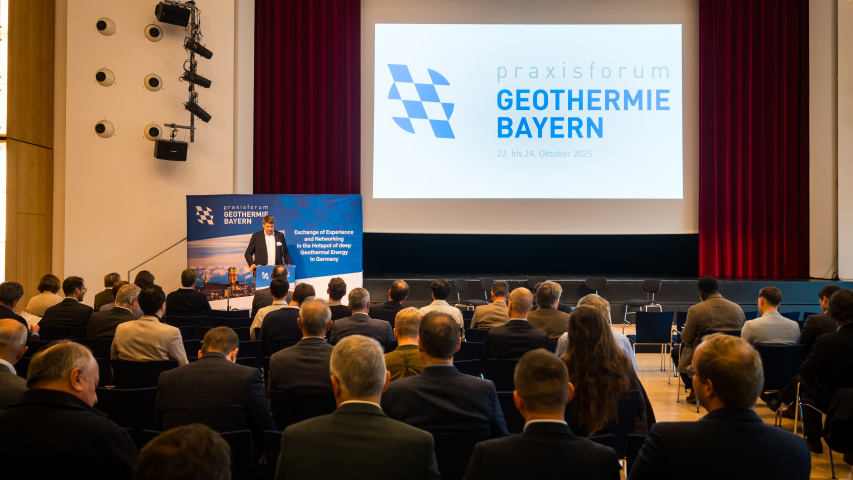 Menschen hören Vortrag an