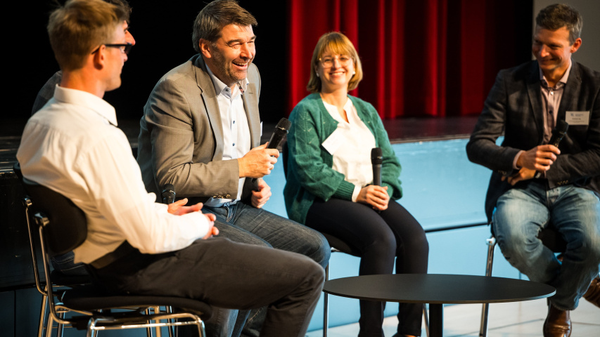 Menschen im Kreis sitzend