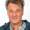 Ein Mann mit braunen Haaren